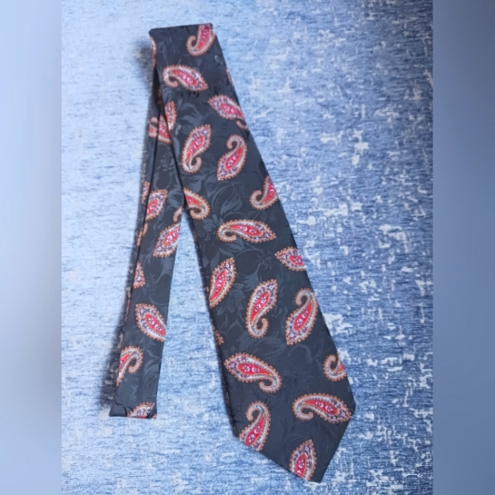 Higbees by Stonehenge 100% silk tie